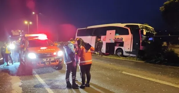 Kayseri'de kontrolden çıkan yolcu otobüsü aydınlatma direğine çarptı: 16 yaralı