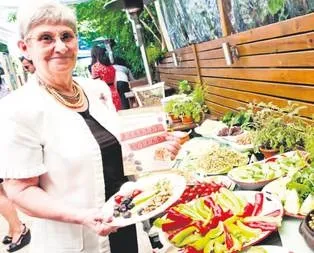 Canan Karatay ikiye böldü