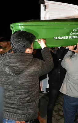 2 çocuğunu öldürüp, ikinci kattan atladı!