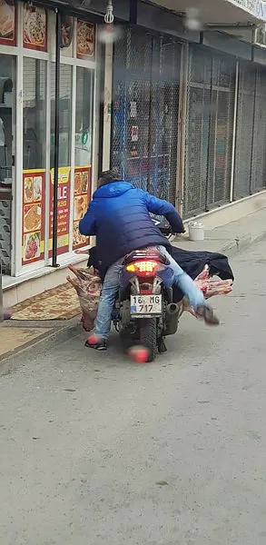 Bursa’da akılalmaz görüntü! Etleri böyle taşıdı…-1