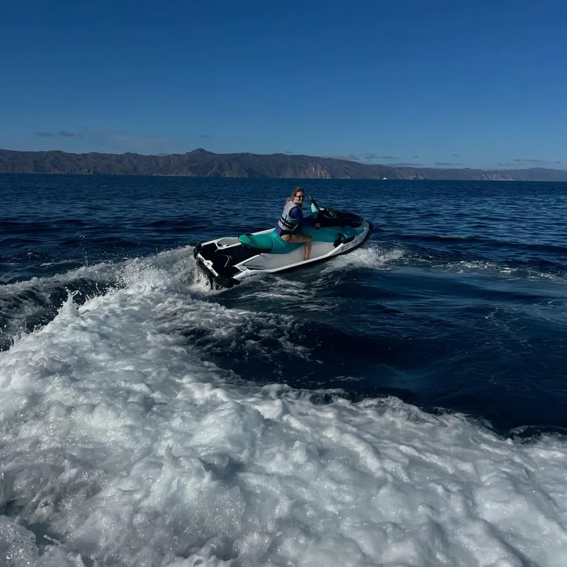 yasemin-kay-allen-okyanusta-jet-ski-sovu-ile-dikkat-cekti-1765354079643.jpg Kaynak: Sosyal medya