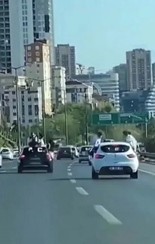 Ataşehir TEM Otoyolu'nda düğün konvoyunda yürekleri ağza getiren anlar kamerada! Trafikte fotoğraf çekimi yaptılar