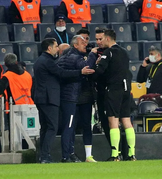 erman-toroglundan-fenerbahce-teknik-direktoru-ismail-kartala-tepki-4-hakeme-bir-hareket-yapti-hakem-itilemez-1646588062344.jpeg