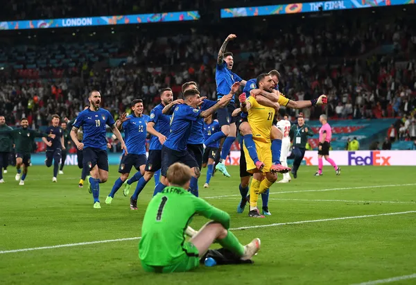 italya-ingiltereyi-penaltilarda-devirerek-avrupa-sampiyonu-oldu-1626041070083.jpg İtalya, İngiltere'yi penaltılarda devirerek Avrupa Şampiyonu oldu-3