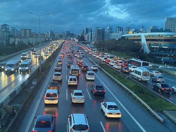 son-dakika-istanbulda-yollar-kilit-trafik-durma-noktasina-geldi-yogunluk-78-seviyelerine-cikti-1611592549471.jpeg