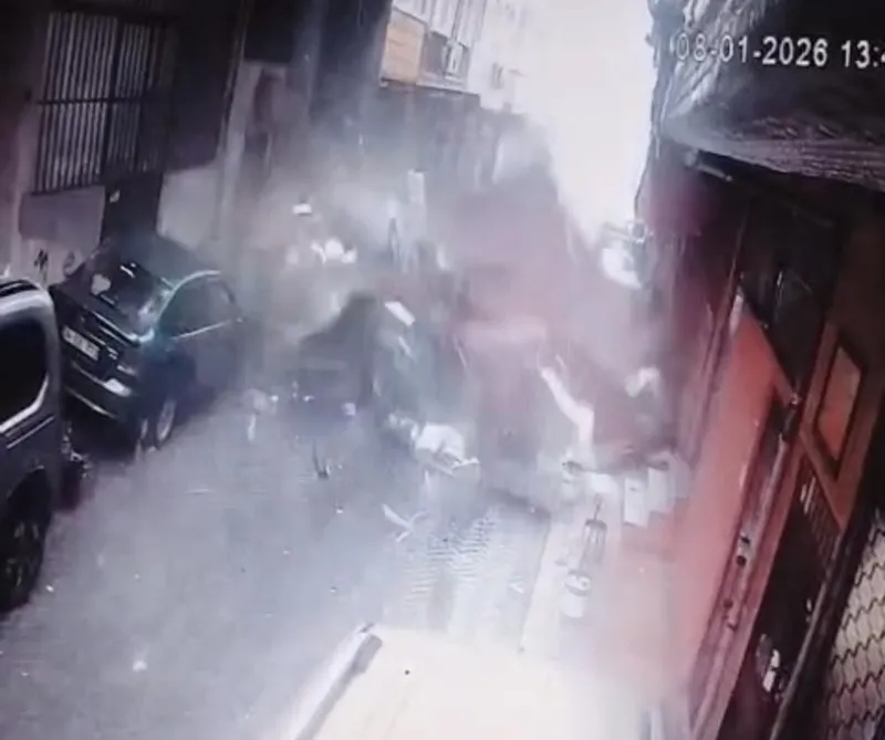 istanbulu-firtina-ve-saganak-vurdu-vapur-seferleri-iptal-edildi-catilar-uctu-agaclar-devrildi-1767912907640.jpeg İstanbul'u fırtına ve sağanak vurdu! Vapur seferleri iptal edildi çatılar uçtu ağaçlar devrildi-11