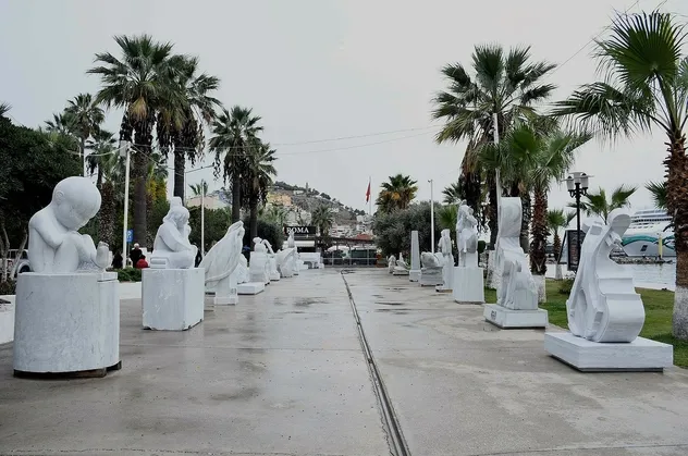 Bu da CHP'nin vizyon belgesi! CHP'li Kuşadası Belediyesi heykel sempozyumu yaptı