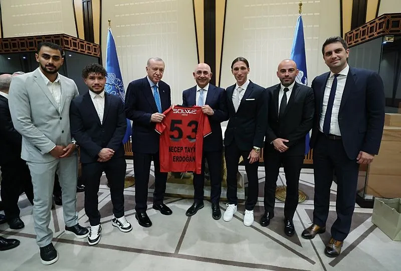 Kabulde, Solwie Energy Fatih Karagümrük'ün başkanı Süleyman Hurma (sağ 4) ve beraberindekiler Başkan Erdoğan'a forma hediye etti. (AA)