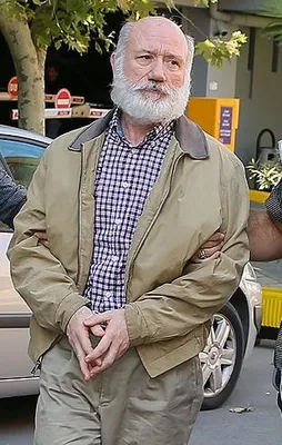 Firari amiral peruk takarak gizlenmiş