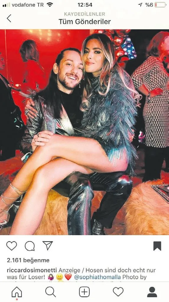 Loris Karius’un Alman sevgilisi Sophia, genç bir bloggerın kucağında poz verdi-2