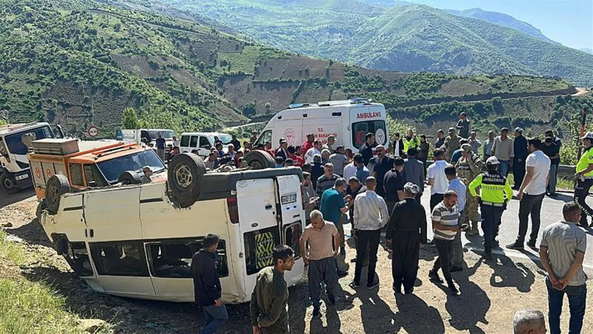Hakkari'de öğrenci servisi devrildi: 14 kişi yaralandı