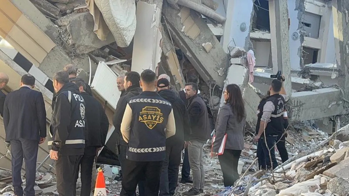 Bilirkişi heyeti yıkılan binada inceleme yaptı! Enkazdan çıkan notlar yürekleri yaktı: "İyi ki doğdun ortancamız"