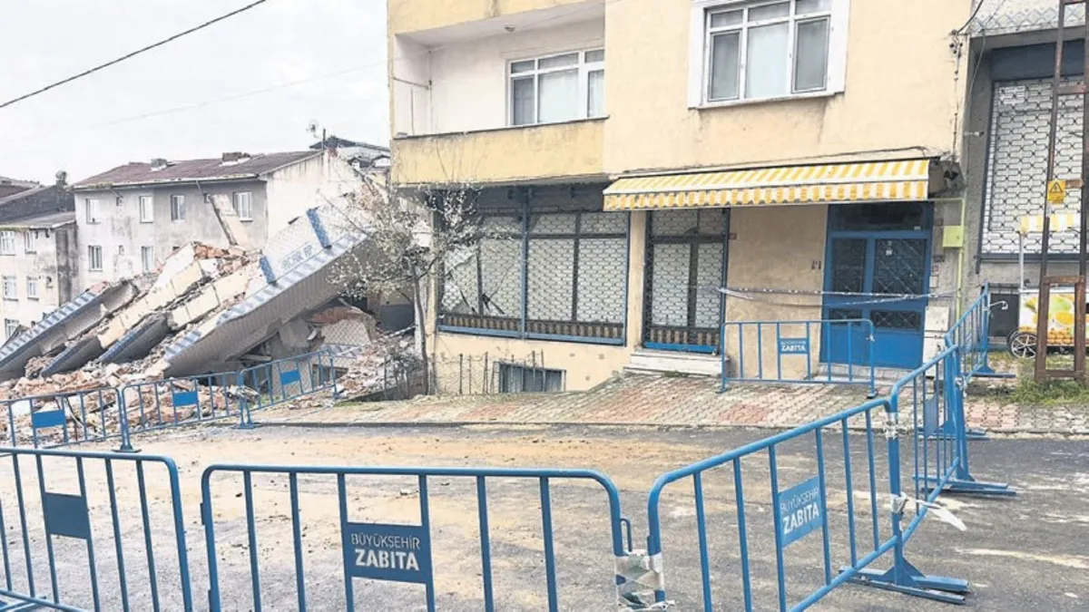 Sultangazi'de İBB'nin kontrolsüz yıkımı mahalleliyi isyan ettirdi: Kolonu kesilen bina çöktü, komşu bina zarar gördü
