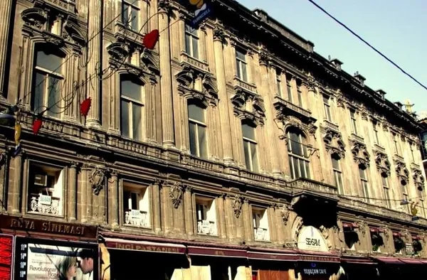 Büyük Kulüp, 1882'de Beyoğlu'ndaki binada Cercl'e d'Orient adıyla açılmıştı-4