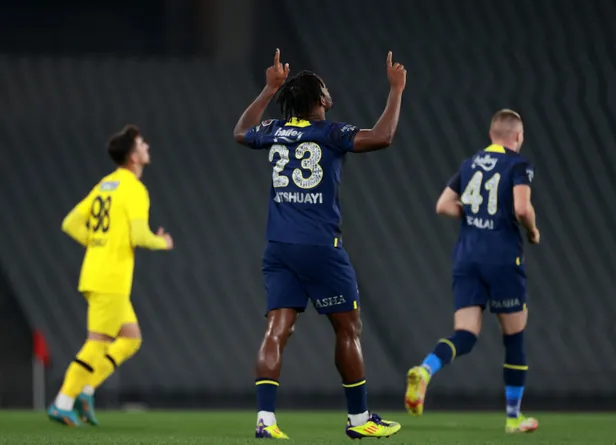 fenerbahce-istanbulspor-karsisinda-gol-oldu-yagdi-5-2-batshuayi-hat-trick-yapti-1667157010402.jpg