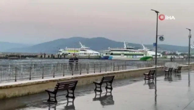 Bursa'da fırtına hayatı olumsuz etkiledi, deniz seferleri iptal edildi