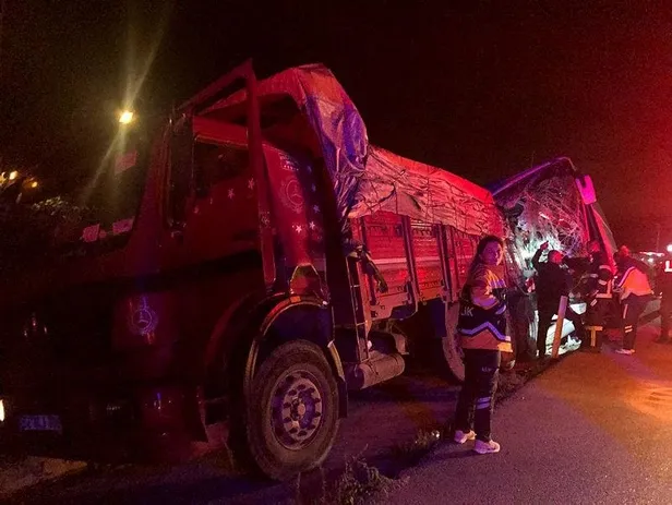 amasyanin-merzifon-ilcesinde-yolcu-otobusu-ve-kamyon-birbirine-girdi-2-kisi-oldu-19-kisi-yaralandi-1666142345296.jpeg Amasya'nın Merzifon ilçesinde yolcu otobüsü ve TIR birbirine girdi! 2 kişi öldü, 20 kişi yaralandı-2