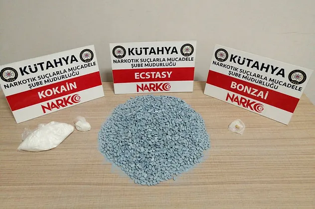 Otomobilinden 4 bin 638 adet uyuşturucu hap çıkan sürücü gözaltına alındı