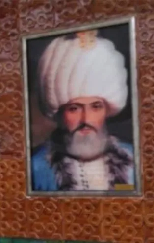 CHP’li belediye Osmanlı padişahlarını anlatan yazıları yok etti