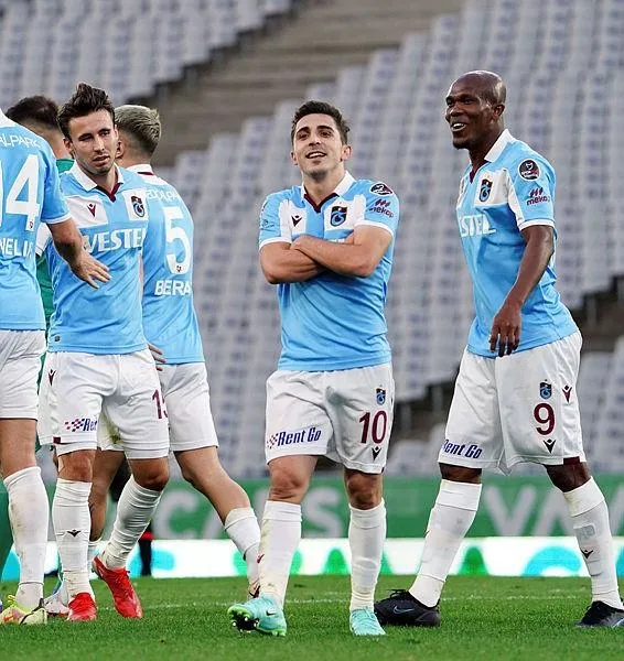 lider-trabzonspor-fatih-karagumruku-de-devirdi-fatih-karagumruk-0-2-trabzonspor-mac-sonucu-ozet-1638112462326.jpeg Lider Trabzonspor, Fatih Karagümrük'ü de devirdi! (Fatih Karagümrük 0-2 Trabzonspor MAÇ SONUCU ÖZET)-5