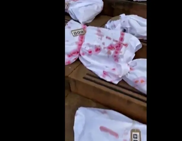 Katil İsrail'in savunuculuğunu yapan İngiliz BBC'ye Gazze tepkisi: Merkezin önünde bebek ceset torbası koydular-6