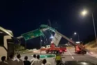Kuzey Marmara Otoyolu'nda tabela devrildi: Anadolu Yakası istikametinde ulaşım durdu