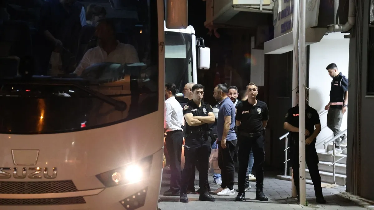 CHP'li Seferihisar Belediyesi'ne yolsuzluk operasyonunda hesap vakti: İsmail Yetişkin ve 19 şüpheli adliyeye sevk edildi
