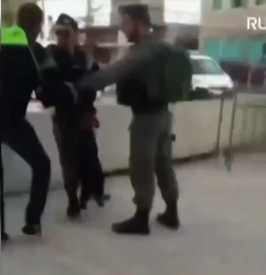 israil-barbarligi-bir-kez-daha-kamerada-3-yasindaki-cocugu-gozaltina-almaya-calistilar-1698241281958.jpg İsrail barbarlığı bir kez daha kamerada! 3 yaşındaki çocuğu gözaltına almaya çalıştılar-4