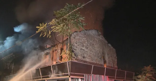 Beyoğlu’nda metruk bir bina alev alev yandı