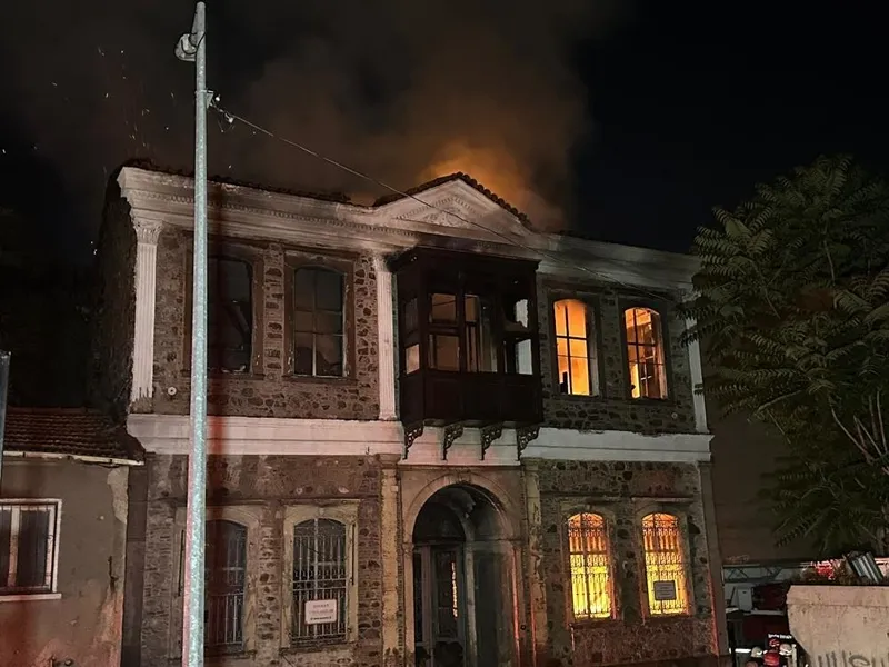 SON DAKİKA I İzmir'de can pazarı: Alev alev yanan tarihi bina küle döndü-4
