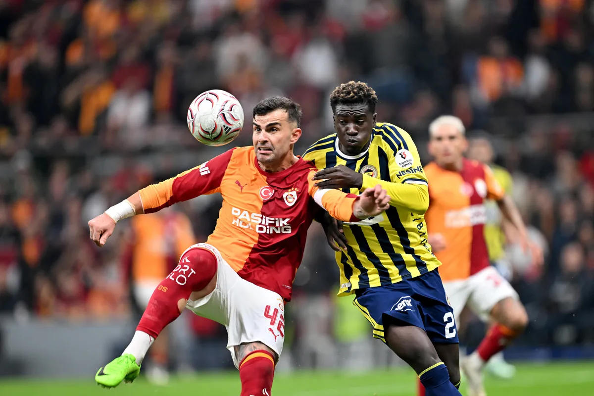 fenerbahcede-kojo-opponga-ilk-11-yolu-acildi-1793178827726.jpg Fenerbahçe'de Kojo Oppong'a ilk 11 yolu açıldı!-2