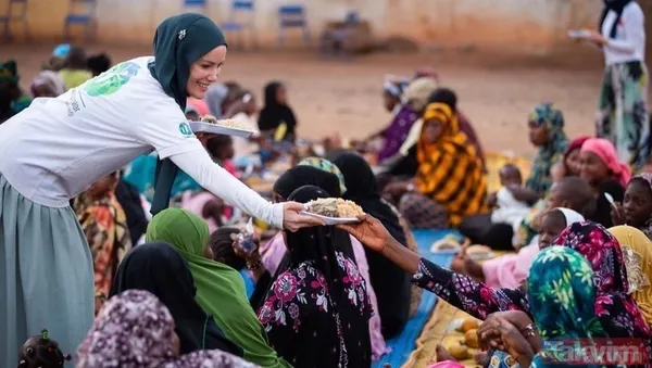 Yaptığı Yardımlarla Takdir Toplayan Oyuncu, Bu Süreçte Sosyal Medya Paylaşımlarıyla Da Sık Sık Adından Söz Ettirdi.