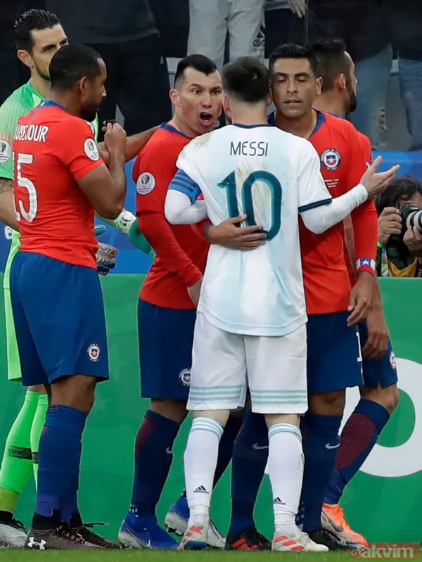 Messi ve Medel fena kapıştı! Kırmızı kartlar havada uçuştu - 28