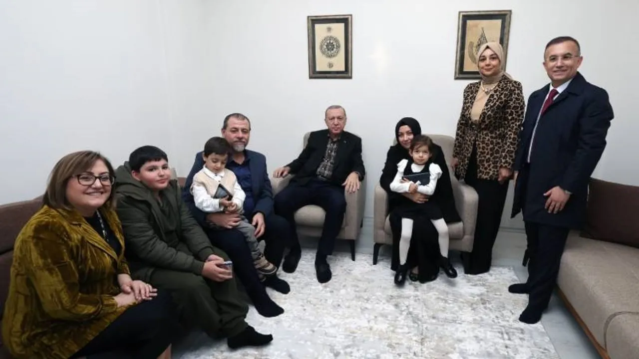 Başkan Erdoğan’dan depremzede aileye ziyaret