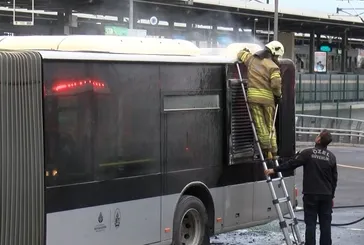 Kadıköy’de metrobüs yangını