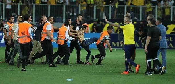 Beşiktaşlı futbolculara saldıran Berkay Ö. hakkında flaş karar! Ankaragücü-Beşiktaş maçı sonrası saha karıştı-4