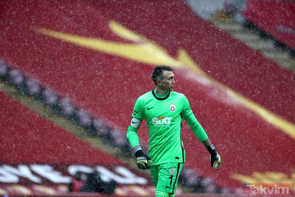 Bunu Galatasaray, Kendi Lehine Çevirmesini Bildi. İlk 26 Dakikada 12 Şutta 9 İsabet Sağladı. Bu Devrenin Özeti; Ertuğrul İle G.Saray Arasında Geçen Bir Oyun...