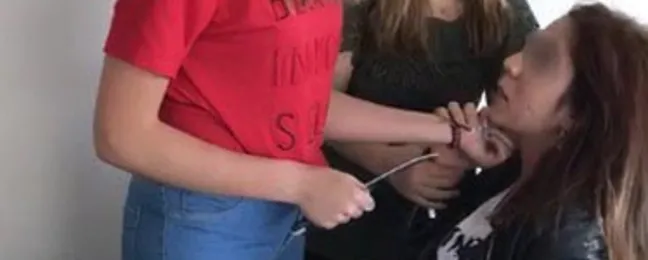 batman da 3 kiz arkadaslarinin ofisini basip dovduler