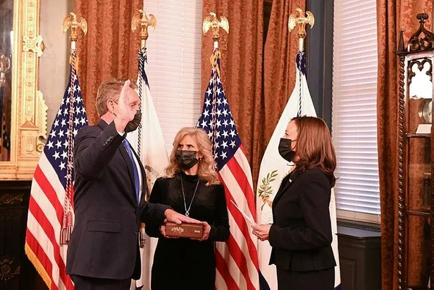 ABD'nin yeni Ankara Büyükelçisi Jeff Flake yemin ederek resmi olarak unvanını aldı-1