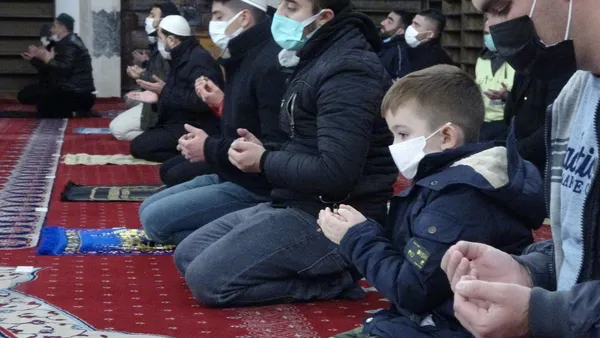 ayasofya-i-kebir-cami-i-ve-tum-yurtta-regaip-kandili-idrak-edildi-1613682680360.jpg Ayasofya-i Kebir Cami-i Şerifi ve tüm yurtta Regaip Kandili idrak edildi-5