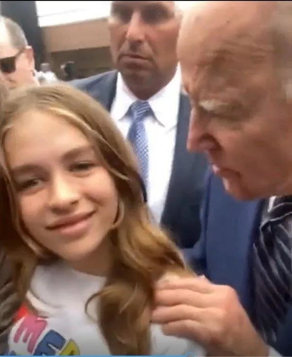 joe-biden-genc-bir-kiza-arkadan-yanasarak-soyledigi-sozler-buyuk-tepki-topladi-30-yasina-kadar-erkeklerle-cidd-1665947720600.jpeg
