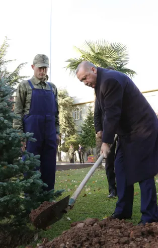 Başkan Erdoğan, İkmal Maliye Okulu ve Eğitim Merkez Komutanlığını ziyaret etti