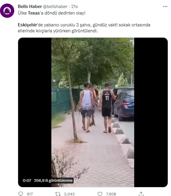 eskisehir-sokaklarinda-yabanci-uyruklu-3-kisi-kilicla-yuruyor-provokasyonlarinin-asli-film-setindeki-turk-cali-1661262283124.jpg 'Eskişehir sokaklarında yabancı uyruklu 3 kişi kılıçla yürüyor' provokasyonunun aslı! Film setindeki Türk çalışanlar ve tahta kılıçları-2