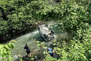 Araç dereye uçtu: Ölü ve yaralı var