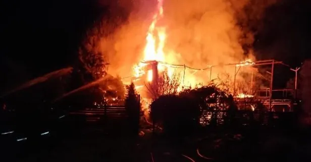 Son dakika: Şile'de korkutan yangın! 2 katlı ahşap bina alev alev yandı