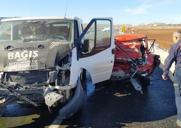mardinde-feci-kaza-kus-serisi-otomobildeki-kadin-hayatini-kaybetti-1639316154668.jpg