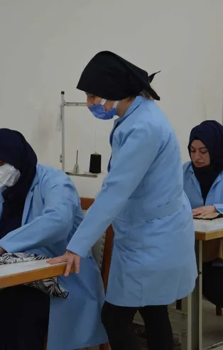 Çocuklar sınıfta, anneler iş başında