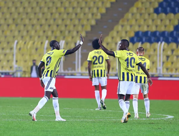 fenerbahcede-samatta-krizi-19-macta-sadece-5-gol-atabildi-1613127163707.jpg