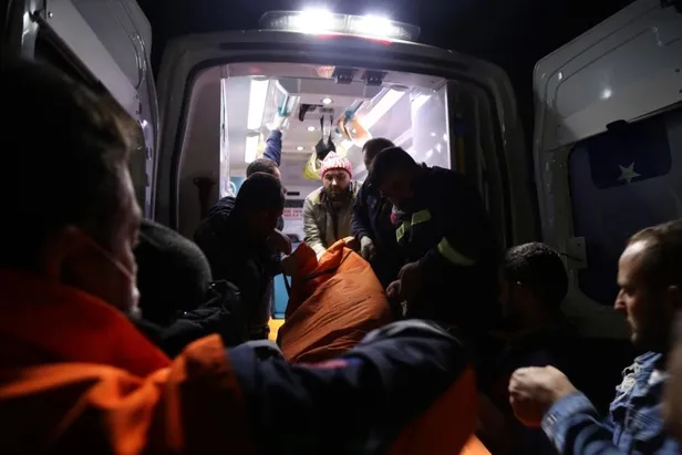 Gümüşhane’de kan donduran kaza: Kamyonet uçuruma yuvarlandı: 2 ölü, 1 yaralı-5