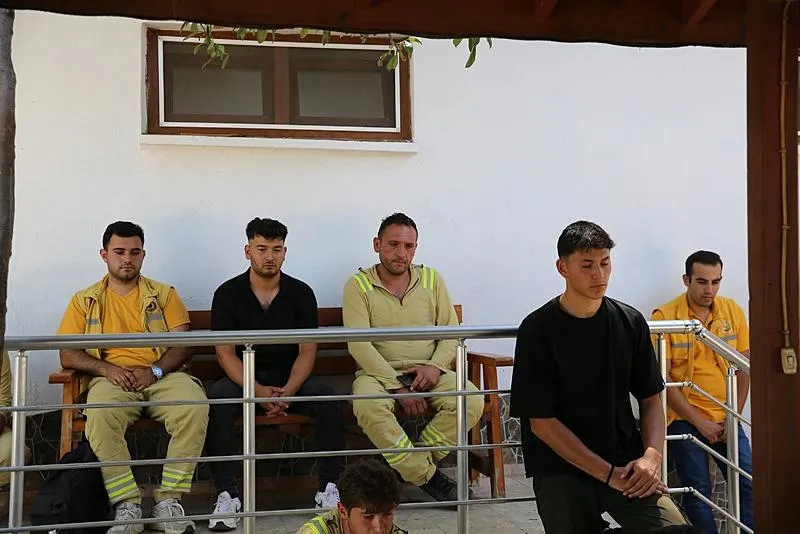 Şehitlerin mesai arkadaşları iş yerinde nöbet tutup taziyeleri kabul etti. (AA)